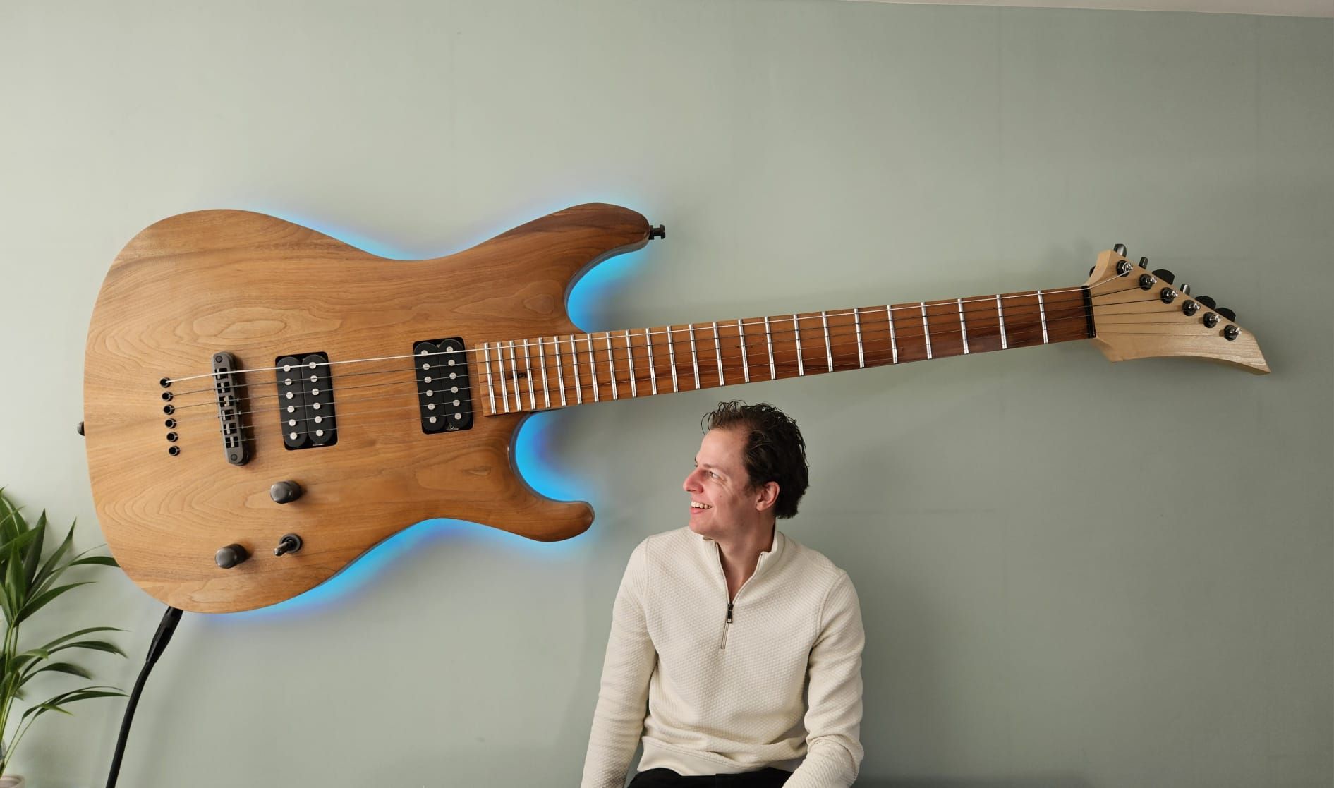 Tim aan de gitaar
